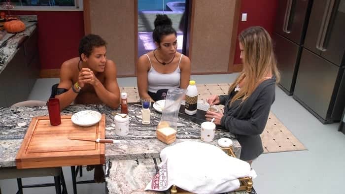 Danrley, Elana e Paula durante conversa no BBB19 (Foto: Reprodução/Globo) Danrley, Elana e Paula durante conversa no BBB19 (Foto: Reprodução/Globo)