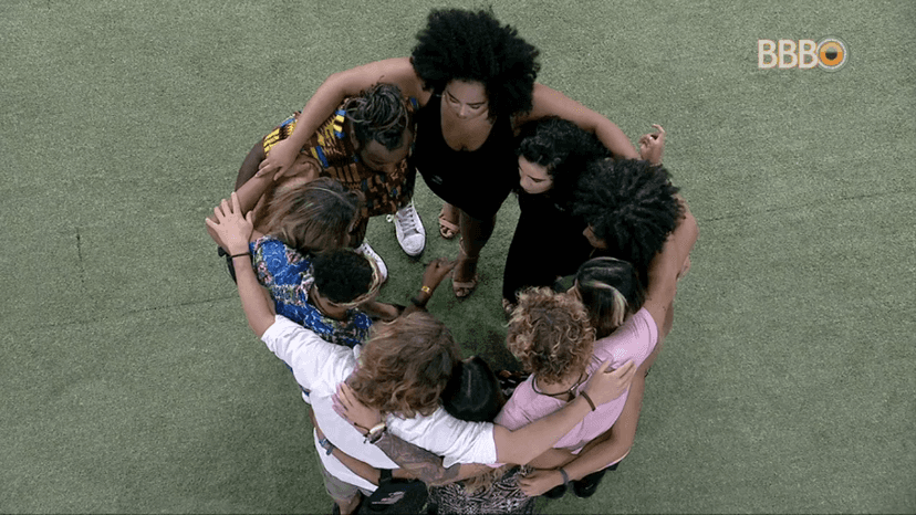 Confinados se abraçam no BBB19 (Foto: Reprodução)
