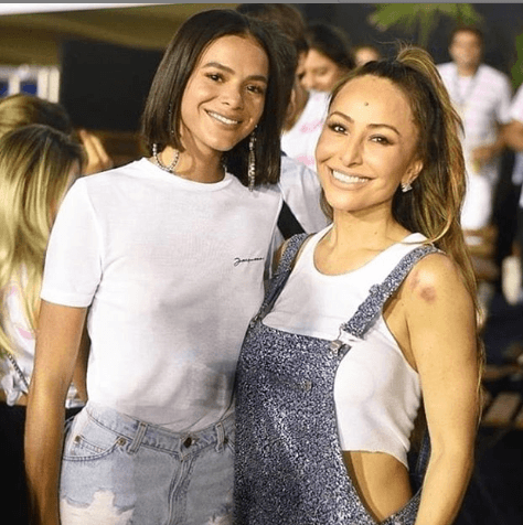 A apresentadora Sabrina Sato com Bruna Marquezine. (Foto: Reprodução) A apresentadora Sabrina Sato com Bruna Marquezine. (Foto: Reprodução)