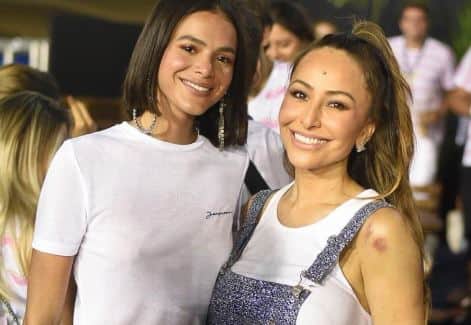 Bruna Marquezine causou aoa aparecer com Sabrina Sato sem sutiã (Foto: Reprodução)