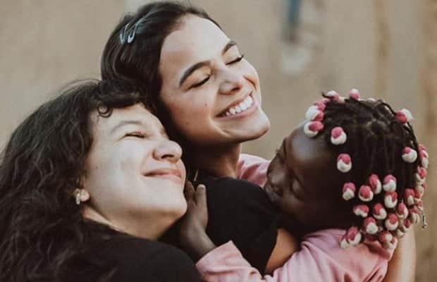 Bruna Marquezine e Priscilla Alcântara em viagem missionária na Angola (Foto: Vatanabe Cruz) Bruna Marquezine e Priscilla Alcântara em viagem missionária na Angola (Foto: Vatanabe Cruz)