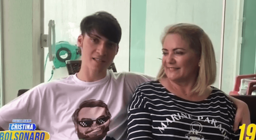 Filho mais novo de Jair Bolsonaro pedindo votos para a mãe (Foto: Reprodução) Filho mais novo de Jair Bolsonaro pedindo votos para a mãe (Foto: Reprodução)