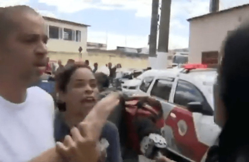Mulher revidou a repórter ao vivo (Foto: Reprodução) Mulher revidou a repórter ao vivo (Foto: Reprodução)
