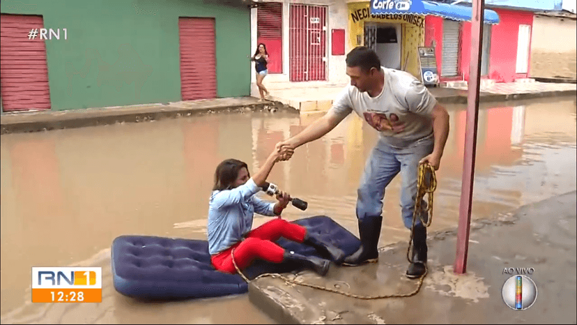 Ela precisou da ajuda de um rapaz para sair durante reportagem em Natal (Foto: Reprodução) Ela precisou da ajuda de um rapaz para sair durante reportagem em Natal (Foto: Reprodução)
