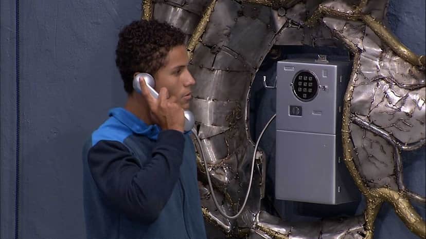 Big Fone: Danrley atende e coloca as pulseiras em Carolina e Tereza no BBB19 (Foto: Reprodução)