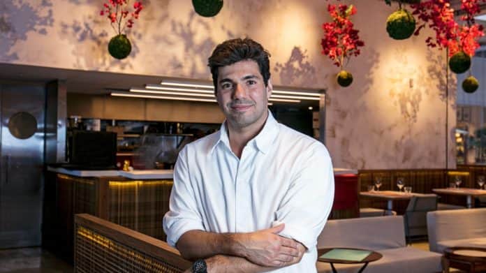Felipe Bronze é o apresentador do Top Chef, reality culinário da Record (foto: Divulgação) Felipe Bronze é o apresentador do Top Chef, reality culinário da Record (foto: Divulgação)