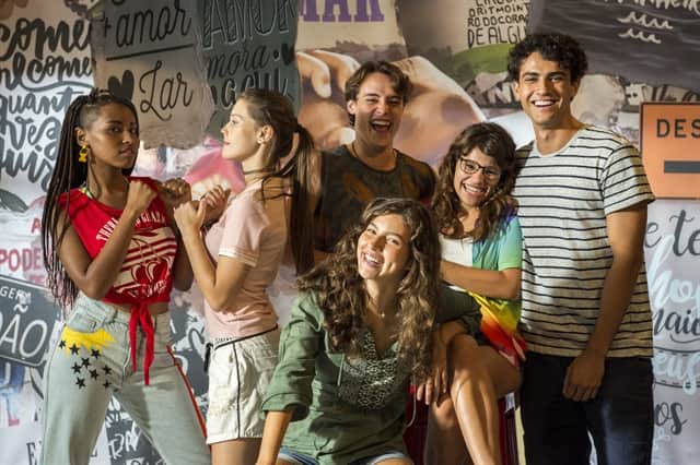 Jaqueline (Gabz), Anjinha (Caroline Dallarosa), Thiago (Danilo Maia), Rita (Alanis Guillen), Raíssa (Dora de Assis) e Guga (Pedro Alves) (Foto: Globo/Estevam Avellar) Jaqueline (Gabz), Anjinha (Caroline Dallarosa), Thiago (Danilo Maia), Rita (Alanis Guillen), Raíssa (Dora de Assis) e Guga (Pedro Alves) (Foto: Globo/Estevam Avellar)