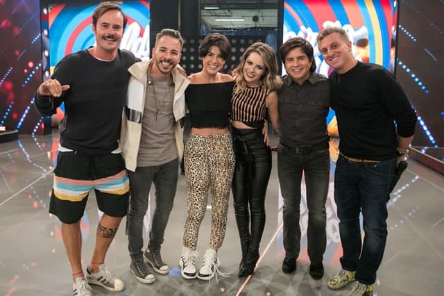 Paulinho Vilhena, Junior, Fernanda Paes Leme, Sandy, Xororó e Luciano Huck posam no palco do Caldeirão do Huck (Foto: Globo/Raquel Cunha) Paulinho Vilhena, Junior, Fernanda Paes Leme, Sandy, Xororó e Luciano Huck posam no palco do Caldeirão do Huck (Foto: Globo/Raquel Cunha)