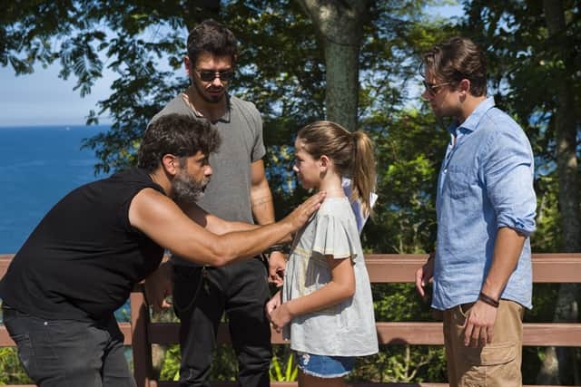 O diretor Pedro Vasconcelos dirige cena de abraço entre Alain (João Vicente de Castro) e Daniel (Rafael Cardoso) em Espelho da Vida (Foto: Globo/Cesar Alves) O diretor Pedro Vasconcelos dirige cena de abraço entre Alain (João Vicente de Castro) e Daniel (Rafael Cardoso) em Espelho da Vida (Foto: Globo/Cesar Alves)