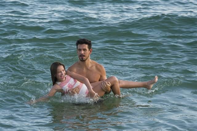 Priscila (Clara Galinari) e Alain (João Vicente de Castro) se divertem durante viagem (Foto: Globo/Cesar Alves) Priscila (Clara Galinari) e Alain (João Vicente de Castro) se divertem durante viagem (Foto: Globo/Cesar Alves)