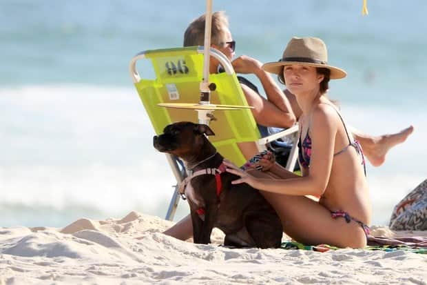 Juliana Paiva se divertiu na praia com seu cachorro de estimação (Foto: Dilson Silva / AgNews) Juliana Paiva se divertiu na praia com seu cachorro de estimação (Foto: Dilson Silva / AgNews)