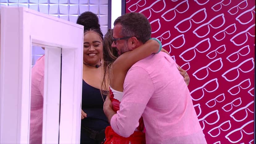 Malvino Salvador volta ao BBB e abraça Carol Peixinho Malvino Salvador volta ao BBB e abraça Carol Peixinho