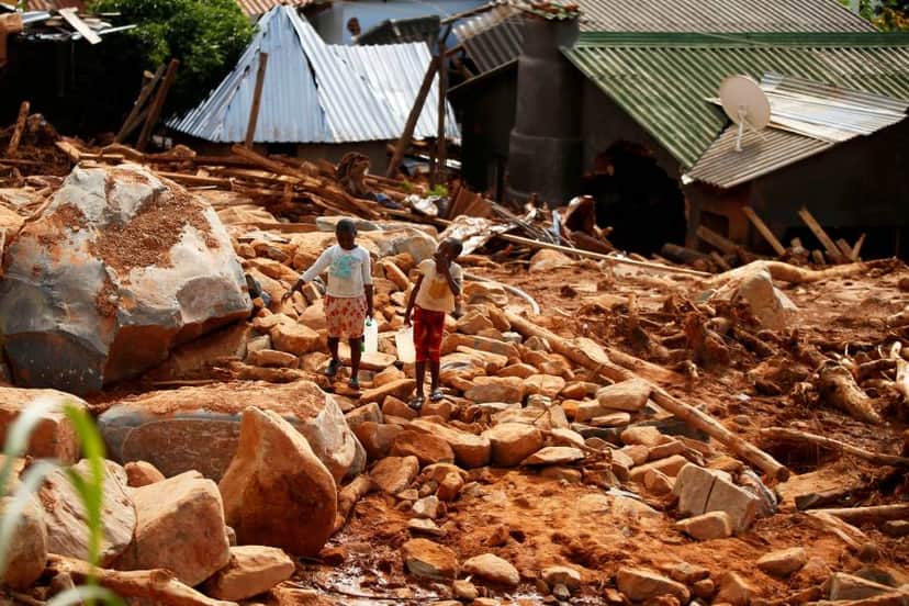 Crianças carregam galões de água entre escombros, após a passagem do ciclone Idai, na região de Chimanimani, fronteira entre o Moçambique e o Zimbábue (Philimon Bulawayo/Reuters) Crianças carregam galões de água entre escombros, após a passagem do ciclone Idai, na região de Chimanimani, fronteira entre o Moçambique e o Zimbábue (Philimon Bulawayo/Reuters)