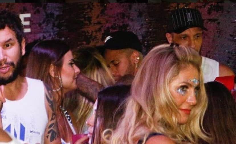 Além de Anitta, Neymar beija loira famosa Além de Anitta, Neymar beija loira famosa