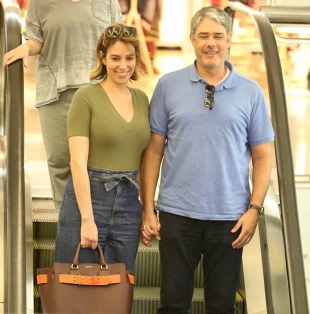 William Bonner e Natasha Dantas foram flagrados de mãos dadas (Foto: Thiago Martins / AgNews) William Bonner e Natasha Dantas foram flagrados de mãos dadas (Foto: Thiago Martins / AgNews)