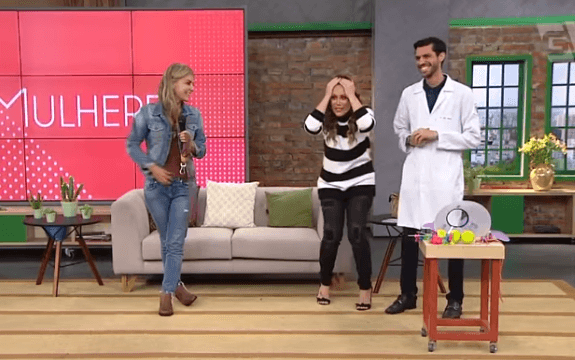 Regina Volpato se desespera com cocô (Foto: Reprodução) Regina Volpato se desespera com cocô (Foto: Reprodução)