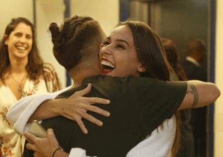 Thati Lopes e Junior nos bastidores de Espelho da Vida (Foto: Reprodução/ Globo) Thati Lopes e Junior nos bastidores de Espelho da Vida (Foto: Reprodução/ Globo)