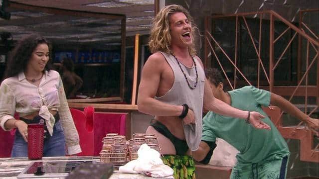 Danrley pega no bumbum de Alberto no BBB19 (Foto: Reprodução/ Globo) Danrley pega no bumbum de Alberto no BBB19 (Foto: Reprodução/ Globo)