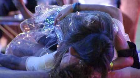 Carol Peixinho parte pra cima de Alan no BBB19 (Foto: Reprodução/ Globo)