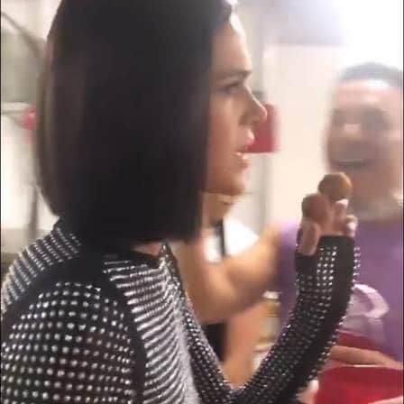 Bruna Marquezine na cozinha do local (Foto: Reprodução) Bruna Marquezine na cozinha do local (Foto: Reprodução)