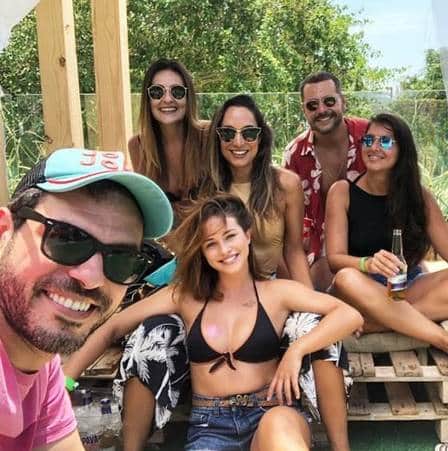 Larissa Ayres e a namorada, a atriz Maria Maya com alguns amigos Foto: Reprodução/Instagram Larissa Ayres e a namorada, a atriz Maria Maya com alguns amigos Foto: Reprodução/Instagram