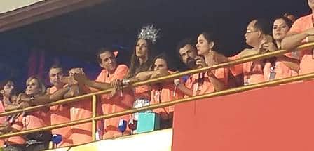 Patrícia Poeta e Arturo Isola coversavam ao pé do ouvido em camarote na Sapucaí Foto: Agência O Globo Patrícia Poeta e Arturo Isola coversavam ao pé do ouvido em camarote na Sapucaí Foto: Agência O Globo