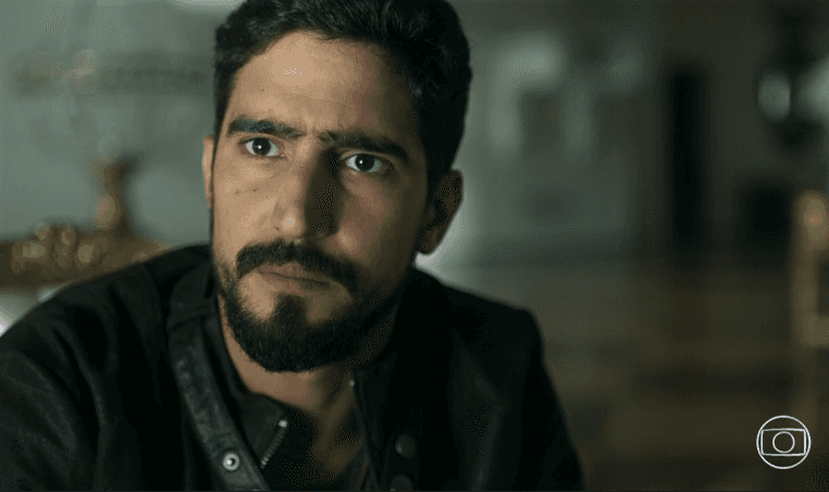 Jamil (Renato Góes) em cena de Órfãos da Terra (Foto: Reprodução/Globo)
