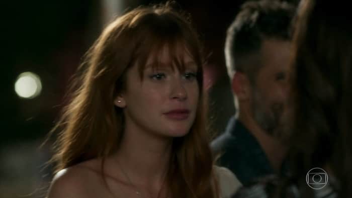 Luz (Marina Ruy Barbosa) e Neide (Viviane Araújo) em cena de O Sétimo Guardião (Foto: Reprodução/Globo) Luz (Marina Ruy Barbosa) e Neide (Viviane Araújo) em cena de O Sétimo Guardião (Foto: Reprodução/Globo)