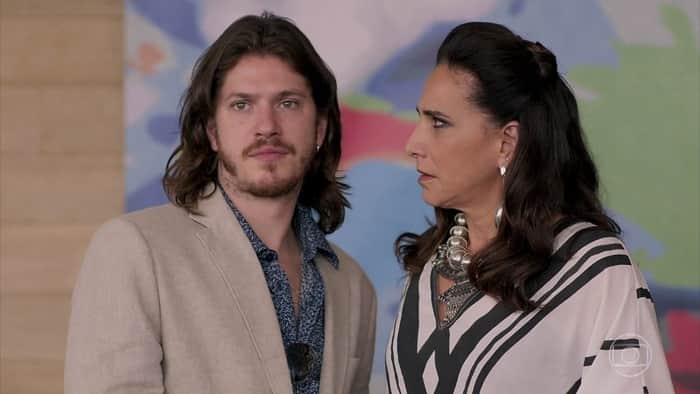 Quinzinho (Caio Paduan) e Mercedes (Totia Meirelles) em cena de Verão 90 (Foto: Reprodução/Globo)