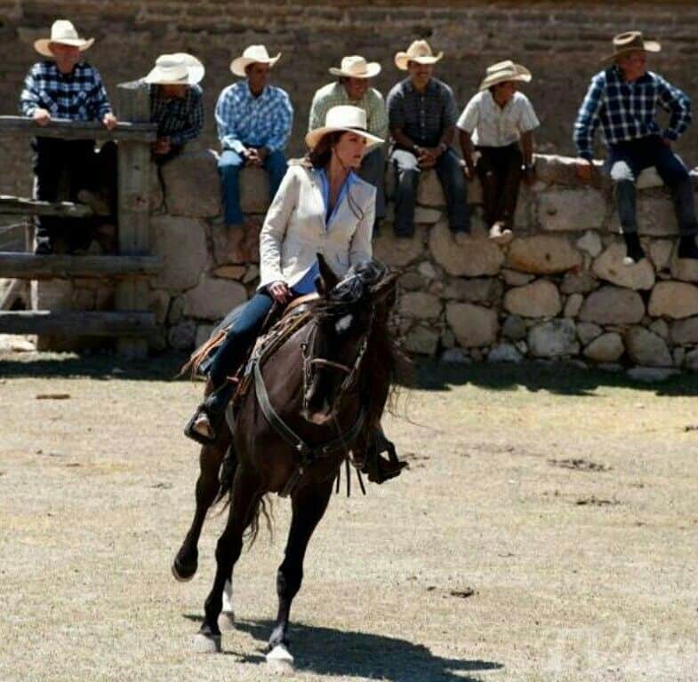Valantina Vilalba (Lucero) no cavalo em Soy Tua Duena (Foto: Reprodução) Valantina Vilalba (Lucero) no cavalo em Soy Tua Duena (Foto: Reprodução)