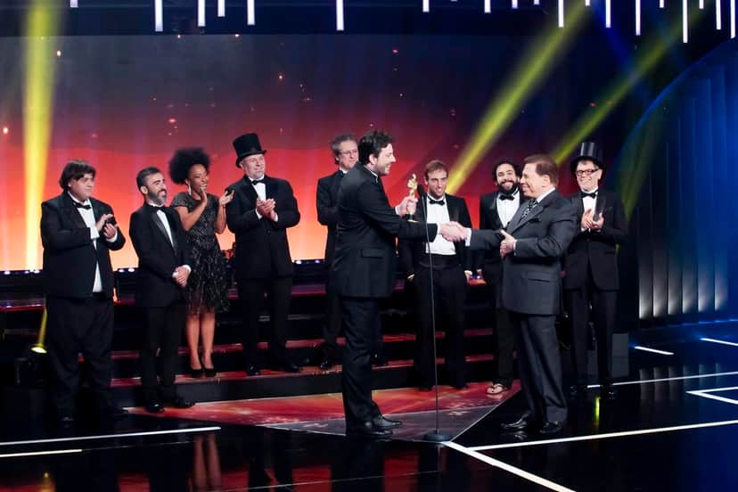 Danilo Gentili recebendo o Troféu Imprensa das mãos de Silvio Santos (Foto: Reprodução) Danilo Gentili recebendo o Troféu Imprensa das mãos de Silvio Santos (Foto: Reprodução)