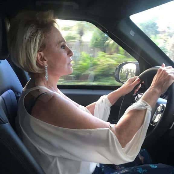 Ana Maria Braga posa em seu novo carro (Foto reprodução) Ana Maria Braga posa em seu novo carro (Foto reprodução)