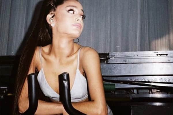 Ariana grande passou por alguns problemas e cancelou alguns shows de sua turnê(Foto: Reprodução)