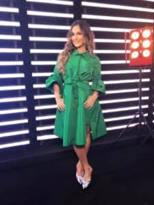 Claudia Leitte aposta em vestido verde estilo chemise para a semifinal do 'The Voice Kids' — (Foto: Paula Santos/ Gshow) Claudia Leitte aposta em vestido verde estilo chemise para a semifinal do 'The Voice Kids' — (Foto: Paula Santos/ Gshow)