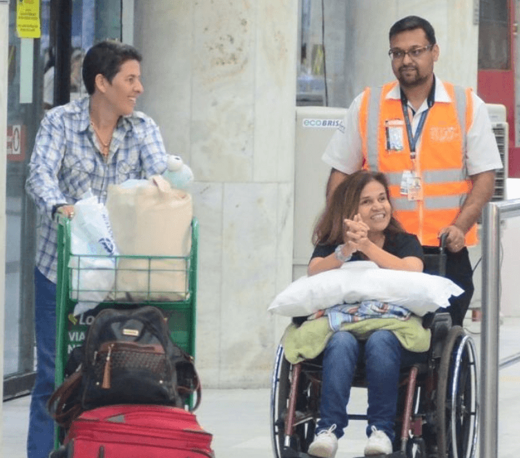Claudia aparece sorridente em aeroporto do Rio de Janeiro (Foto: AGNews) Claudia aparece sorridente em aeroporto do Rio de Janeiro (Foto: AGNews)