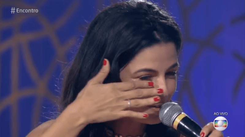 Emanuelle Araújo chora no Encontro (Foto: Reprodução/Globo)