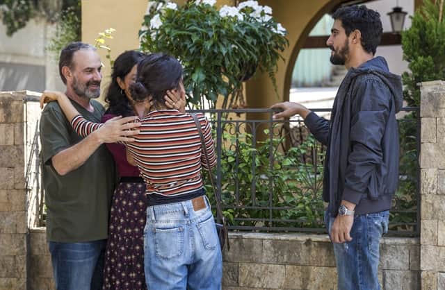 Laila (Julia Dalavia) com os pais, Elias (Marco Ricca) e Missade (Ana Cecília Costa), após se livrar de sequestro (Foto: Globo/Paulo Belote) Laila (Julia Dalavia) com os pais, Elias (Marco Ricca) e Missade (Ana Cecília Costa), após se livrar de sequestro (Foto: Globo/Paulo Belote)