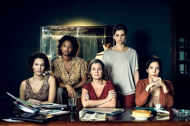 Adriana Esteves, Fernanda D'Umbra, Paula Possani, Jéssica Ellen e Hermila Guedes na série Assédio (Foto: Globo/Ramón Vasconcelos) Adriana Esteves, Fernanda D'Umbra, Paula Possani, Jéssica Ellen e Hermila Guedes na série Assédio (Foto: Globo/Ramón Vasconcelos)