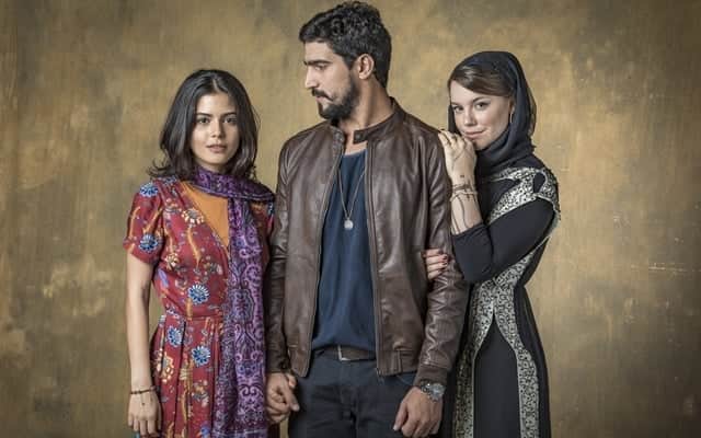 Laila (Julia Dalavia), Jamil (Renato Góes) e Dalila (Alice Wegmann) em Órfãos da Terra (Foto: Globo/Paulo Belote) Laila (Julia Dalavia), Jamil (Renato Góes) e Dalila (Alice Wegmann) em Órfãos da Terra (Foto: Globo/Paulo Belote)