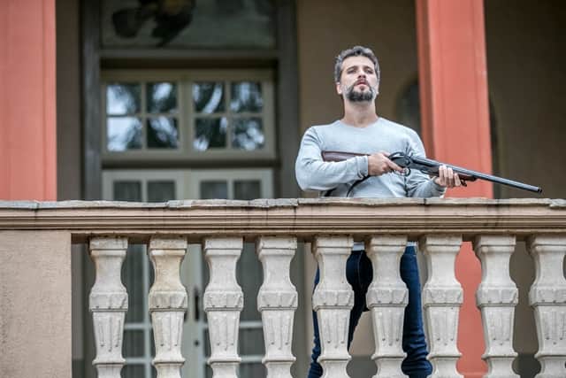 Gabriel (Bruno Gagliasso) em cena de O Sétimo Guardião (Foto: Globo/Raquel Cunha) Gabriel (Bruno Gagliasso) em cena de O Sétimo Guardião (Foto: Globo/Raquel Cunha)