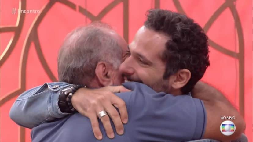 Mouhamed Harfouch se emocionou com o pai na Globo (Foto: Reprodução) Mouhamed Harfouch se emocionou com o pai na Globo (Foto: Reprodução)