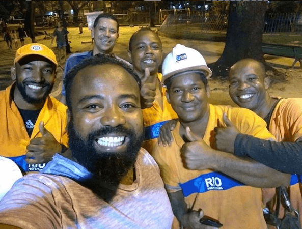 Rodrigo do BBB19 com os trabalhadores do Rio (Foto: Reprodução/ Instagram) Rodrigo do BBB19 com os trabalhadores do Rio (Foto: Reprodução/ Instagram)