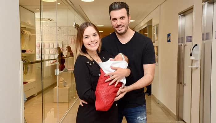 Thame e Fábio Elias deixam maternidade com Liz (Foto: Eduardo Martins/Ag. News)