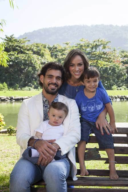Juliano Cazarré com a mulher Letícia e os dois filhos, Vicente e Inácio Foto: Tabach/ Contigo! Juliano Cazarré com a mulher Letícia e os dois filhos, Vicente e Inácio Foto: Tabach/ Contigo!