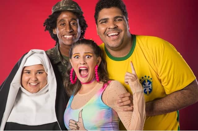 Maria Clara Gueiros, Rodrigo Sant’anna, Welder Rodrigues, Otávio Muller, Fernando Caruso, George Sauma, Flavia Reis, Magda Gomes, Patricia Pinho, Renata Castro Barbosa, Valentina Bandeira, Alexandre Régis, Anselmo Vasconcellos, Antonio Fragoso, Bernardo Schlegel, Cândido Damm, Paulo Mathias Jr. e Léo Castro. A cada semana, essa trupe dá vida aos mais diferentes personagens em cerca de 30 esquetes diferentes. Maria Clara Gueiros, Rodrigo Sant’anna, Welder Rodrigues, Otávio Muller, Fernando Caruso, George Sauma, Flavia Reis, Magda Gomes, Patricia Pinho, Renata Castro Barbosa, Valentina Bandeira, Alexandre Régis, Anselmo Vasconcellos, Antonio Fragoso, Bernardo Schlegel, Cândido Damm, Paulo Mathias Jr. e Léo Castro. A cada semana, essa trupe dá vida aos mais diferentes personagens em cerca de 30 esquetes diferentes.
