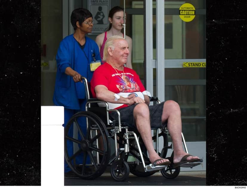 Ric Flair saindo do hospital (Foto: Reprodução) Ric Flair saindo do hospital (Foto: Reprodução)
