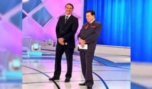 Silvio Santos e Jair Bolsonaro no palco do SBT (Foto UOL) Silvio Santos e Jair Bolsonaro no palco do SBT (Foto UOL)