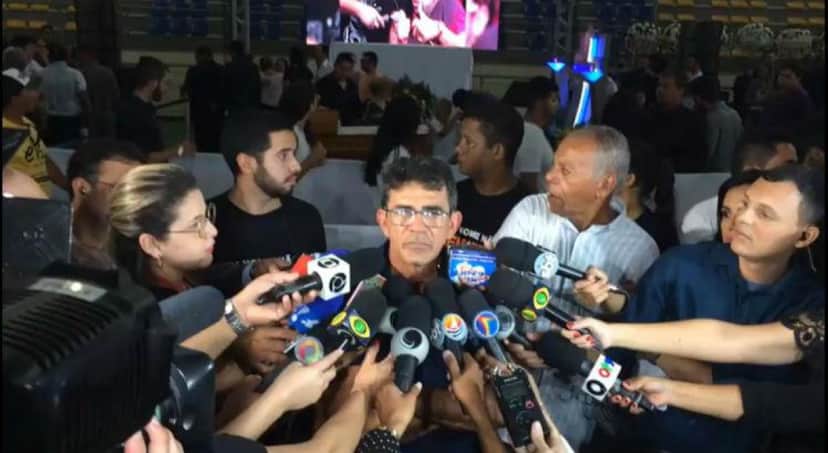 Pai de Gabriel Diniz é cercado por microfones de repórteres de várias emissoras de TV e rádio durante velório do cantor e declara: "Era o dia" (Foto: Robson Gomes/Jornal do Commercio) Pai de Gabriel Diniz é cercado por microfones de repórteres de várias emissoras de TV e rádio durante velório do cantor e declara: "Era o dia" (Foto: Robson Gomes/Jornal do Commercio)