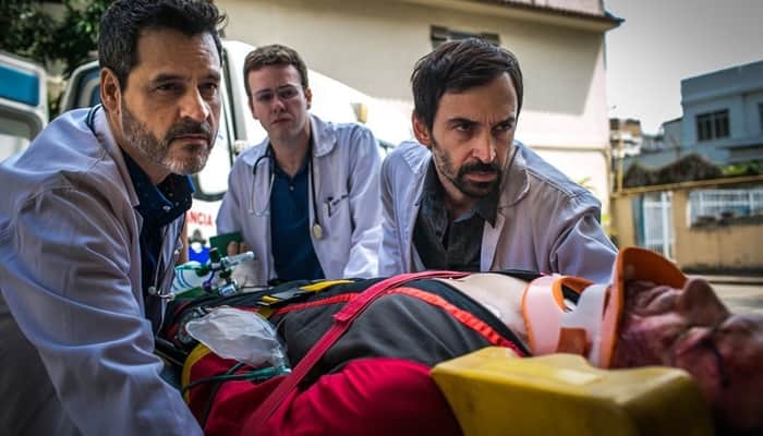 Bruno Garcia (Décio), Pablo Sanábio (Charles) e Evandro (Julio Andrade) em cena de Sob Pressão (Foto: Reprodução/Globo) Bruno Garcia (Décio), Pablo Sanábio (Charles) e Evandro (Julio Andrade) em cena de Sob Pressão (Foto: Reprodução/Globo)