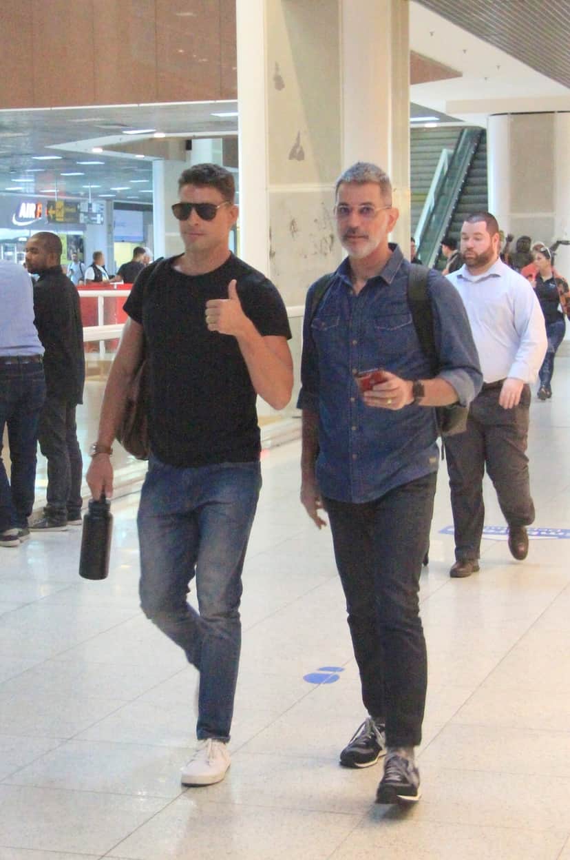 o ator da Globo flagrado com o pai em aeroporto do Rio de Janeiro (Fabio Moreno / AgNews) o ator da Globo flagrado com o pai em aeroporto do Rio de Janeiro (Fabio Moreno / AgNews)